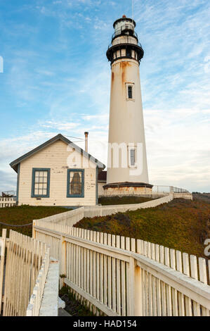 Côte de Californie, Comté de San Mateo, Californie, CA, USA - Grand angle de visualisation de Pigeon Point Lighthouse avec blanc choisi clôtures au premier plan. Banque D'Images