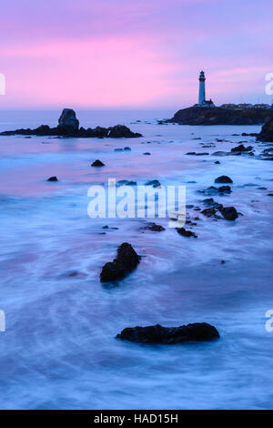 Le Comté de San Mateo, Californie, CA, USA - Grand angle de visualisation de Pigeon Point Lighthouse au crépuscule avec un ciel magenta spectaculaire dans l'arrière-plan. Banque D'Images