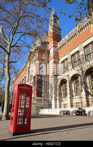 LONDON, UK : La façade extérieure du Victoria and Albert Museum à South Kensington avec un téléphone rouge sur l'avant-plan Banque D'Images