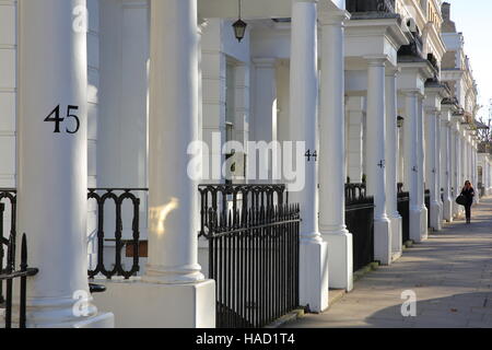 LONDON, UK : Rangée de façades de maisons de luxe blanc à South Kensington Banque D'Images
