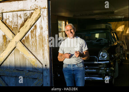 Portrait d'un homme âgé avec ses meubles anciens 1955 automobile de mercure à son domicile dans la petite ville de Salida, Colorado, USA Banque D'Images