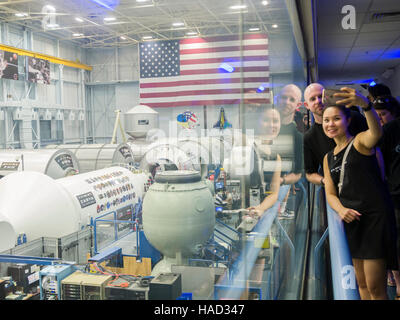 Les touristes qui visitent le Lyndon B. Johnson Space Center (JSC) est le Centre Spatial Pilote De L'Administration nationale de l'aéronautique et de l'espace (NASA, Houston, Texas), où sont menées la formation, la recherche et le contrôle des vols humains. Banque D'Images