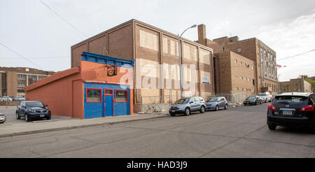 De gauche à droite : Der Blau Reiter (Le Cavalier bleu) Bar et le YMCA au centre-ville de bâtiments Minot Minot, Dakota du Nord - Les propriétaires de la Cavalier bleu Bar (B Banque D'Images