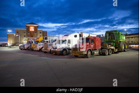 Les camions en stationnement pour la nuit dans un motel. Banque D'Images