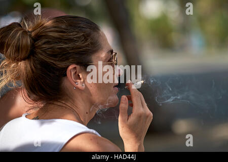 Femme fumant une cigarette Banque D'Images