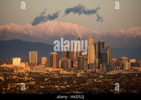 Los Angeles Skyline, le 27 novembre 2016, vu de Baldwin Hills. La pluie plus tôt dans la journée, l'air gauche assez propre pour cette superbe coucher du soleil. Banque D'Images
