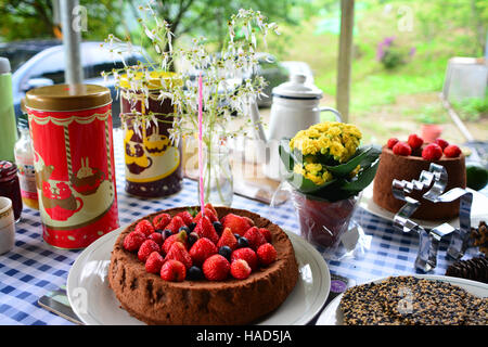 Fraise chocolat Gâteau éponge Banque D'Images