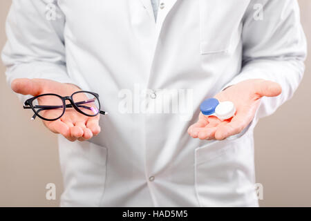 Le choix entre les lunettes et lentilles Banque D'Images