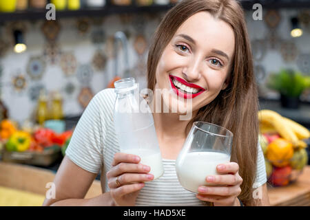 Femme avec du lait dans la cuisine Banque D'Images