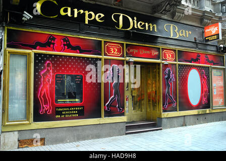Budapest, Hongrie. Anglais : Vaci utca (rue Vaci), le Carpe Diem Bar. C'est un club de strip et lap dance club. Banque D'Images
