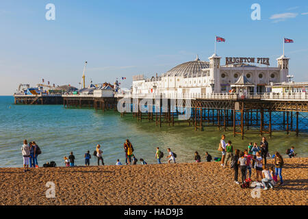 L'Angleterre, l'East Sussex, Brighton, Groupe d'étudiants étrangers sur la plage et la jetée de Brighton Banque D'Images