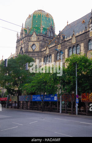 Ulloi ut (Anglais : rue Ulloi), Budapest, Hongrie. Musée d'arts appliqués du Musée des Arts Appliqués est situé dans l'un des édifices les plus représentatifs de l'art nouveau hongrois. Le musée, conçu par Ödön Lechner et construit entre 1893 et 1896. C'est richement décorée de carreaux en terre cuite faite par la célèbre usine de Zsolnay. Banque D'Images