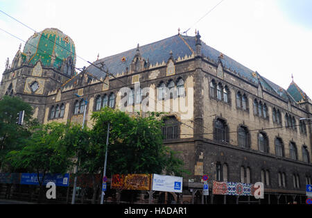 Ulloi ut (Anglais : rue Ulloi), Budapest, Hongrie. Musée d'arts appliqués du Musée des Arts Appliqués est situé dans l'un des édifices les plus représentatifs de l'art nouveau hongrois. Le musée, conçu par Ödön Lechner et construit entre 1893 et 1896. C'est richement décorée de carreaux en terre cuite faite par la célèbre usine de Zsolnay. Banque D'Images