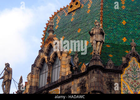 Ulloi ut (Anglais : rue Ulloi), Budapest, Hongrie. Musée d'arts appliqués du Musée des Arts Appliqués est situé dans l'un des édifices les plus représentatifs de l'art nouveau hongrois. Le musée, conçu par Ödön Lechner et construit entre 1893 et 1896. C'est richement décorée de carreaux en terre cuite faite par la célèbre usine de Zsolnay. Banque D'Images