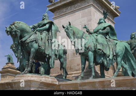 Des statues de chefs hongrois, dirigé par par le Prince Arpad, à la base de la meilleure colonne, Place des Héros, Budapest, Hongrie Banque D'Images