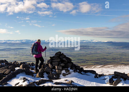 Walker en profitant de la vue sur l'Eden Valley vers Lake District montagnes du sommet plateau de Croix est tombé Cumbria Banque D'Images