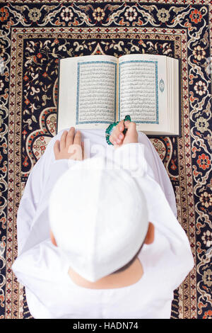 Enfant musulman pendant le Ramadan Banque D'Images