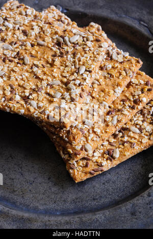 L'épeautre et du muesli plat complet des craquelins ou des biscottes une saine collation bio croquants Banque D'Images