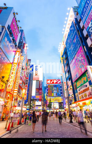 Les néons lumineux et les panneaux publicitaires sur les côtés du bâtiment occupé dans l'électronique d'Akihabara hub pendant heure bleue sur un été Banque D'Images
