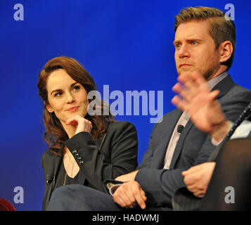 NY, NY Le 8 décembre 2015. Michelle Dockery et Allen Leech sur le 'Downtown' Abbaye PBS de bord. © Bruno Veronica/Alamy Banque D'Images