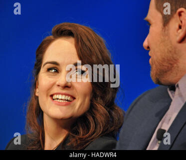 NY, NY Le 8 décembre 2015. Michelle Dockery et Allen Leech sur le 'Downtown' Abbaye PBS de bord. © Bruno Veronica/Alamy Banque D'Images