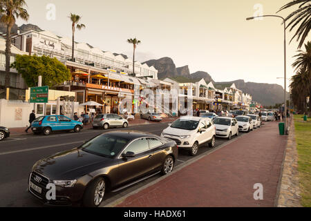 La route principale, Camps Bay, Cape Town Afrique du Sud Banque D'Images