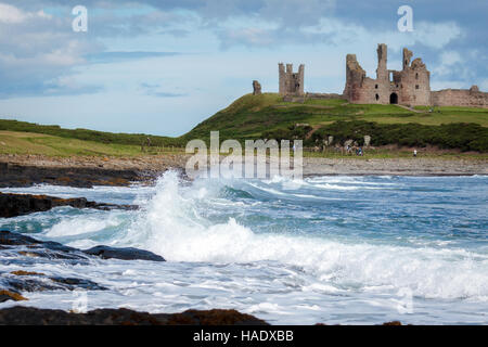 Vue sur Château De Dunstanburgh à Northumberland Craster Banque D'Images