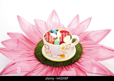 Grande fleur en papier et coupe de pâques oeufs de pâques remplis de bonbons Banque D'Images