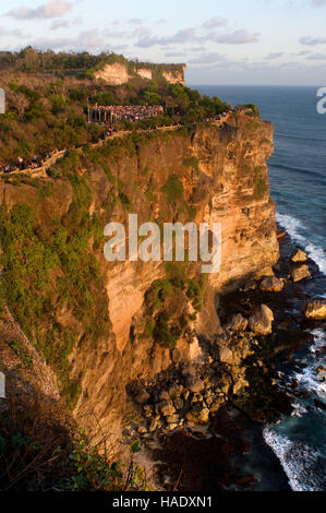 Falaises à côté du temple de Pura Luhur Ulu Watu. Bali. Temple d'Uluwatu est un temple hindou situé sur la falaise sud de la banque dans le cadre de la péninsule de Bali. C'est l'un Banque D'Images