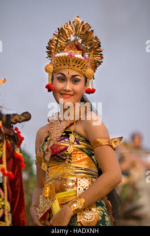 Danseuse le long des falaises à côté du temple de Pura Luhur Ulu Watu. Bali. Temple d'Uluwatu est un temple hindou situé sur la falaise sud de la banque dans le cadre de Ba Banque D'Images