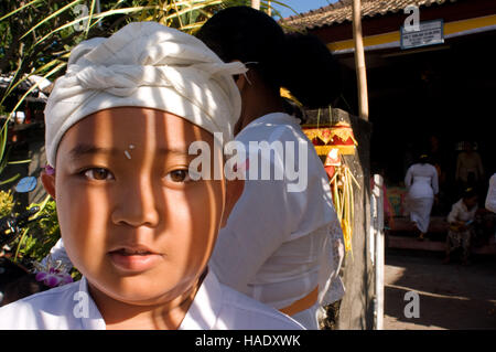 Portrait d'un garçon hindou dans un temple près de Kuta. Bali. Célébrations Galungan Bali Indonesia. Kuta est une ville côtière dans le sud de l'île de Lombok. Banque D'Images