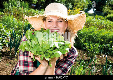 Jeune femme avec laitue jardinier Banque D'Images