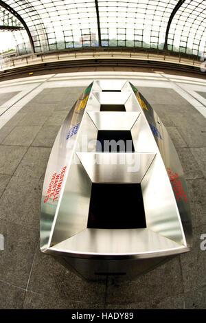 Conteneurs de recyclage à la gare centrale de Berlin Banque D'Images