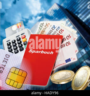 Livre de compte d'épargne, les billets, les pièces en euros, lecteur de carte, bank building, symbolique de la crise économique mondiale Banque D'Images