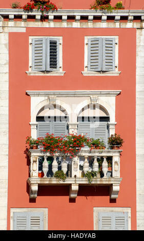 Détail de façade de maison de style vénitien pittoresque de Rovinj, Istrie, Croatie, Europe Banque D'Images