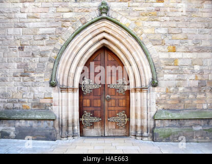 Belle architecture de l'entrée dans la vieille église au centre-ville de Birmingham , Royaume-Uni Banque D'Images