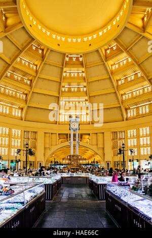 Vieux Psar Thmei style art déco de l'intérieur du marché central de Phnom Penh au Cambodge Banque D'Images