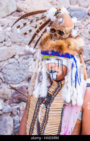 Native American avec costume traditionnel participe au festival de Valle del Maiz à San Miguel de Allende, Mexique. Banque D'Images