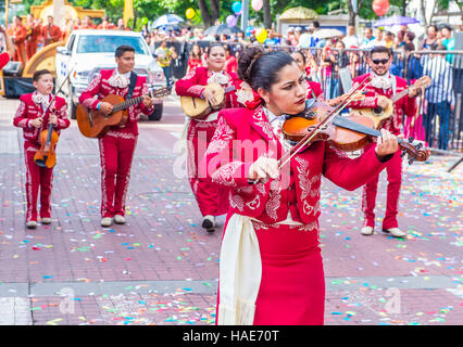 Les participants à une parde au cours de la 23e International Mariachi Charros & festival à Guadalajara, Mexique Banque D'Images