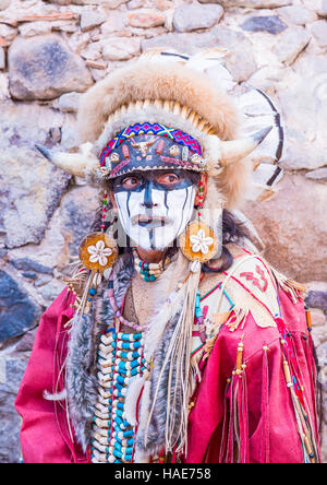 Native American avec costume traditionnel participe au festival de Valle del Maiz à San Miguel de Allende, Mexique. Banque D'Images