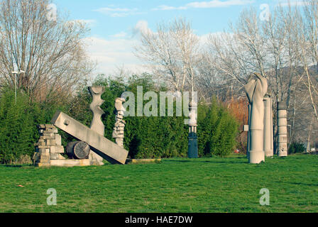 Sculptures à Campo del Sole, Punta Navaccia, Tuoro, Lac Trasimène, Ombrie, Italie Banque D'Images