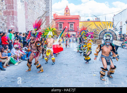 Les Amérindiens avec costume traditionnel, participer au festival de Valle del Maiz à San Miguel de Allende, Mexique. Banque D'Images