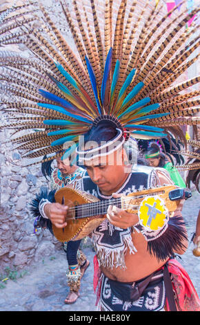 Native American avec costume traditionnel participe au festival de Valle del Maiz à San Miguel de Allende, Mexique. Banque D'Images