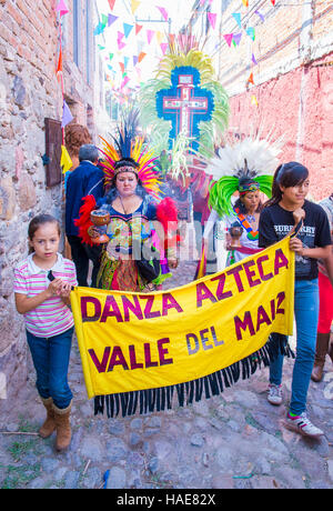 Les Amérindiens avec costume traditionnel, participer au festival de Valle del Maiz à San Miguel de Allende, Mexique. Banque D'Images