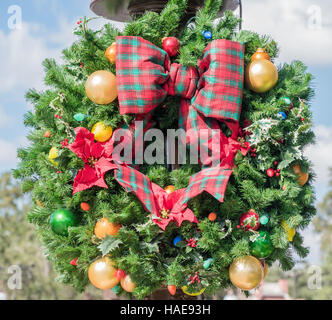 Couronne de Noël à l'extérieur sur un post Banque D'Images