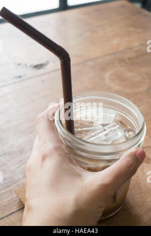La main sur le verre glacé de latte, stock photo Banque D'Images
