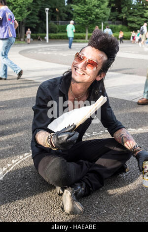 Rockers de prendre une pause de la danse de Yoyogi Park à Tokyo, Japon Banque D'Images