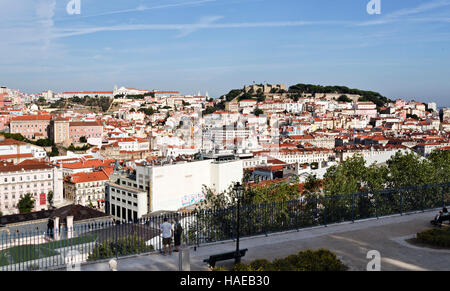 Vue sur la vieille ville et le château médiéval de Saint George de Sao Pedro de Alcantara lookout point à Lisbonne, Portugal Banque D'Images