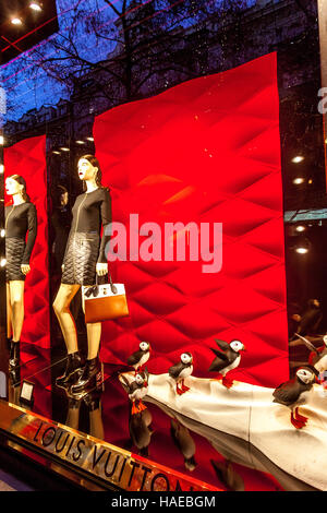 Louis Vuitton vitrine dans la rue Parizska Prague shopping, Vieille ville, République Tchèque Banque D'Images