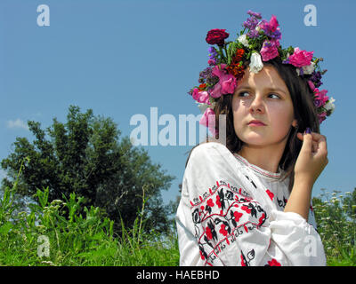 Peur jeune fille ukrainienne en vêtements traditionnels Banque D'Images